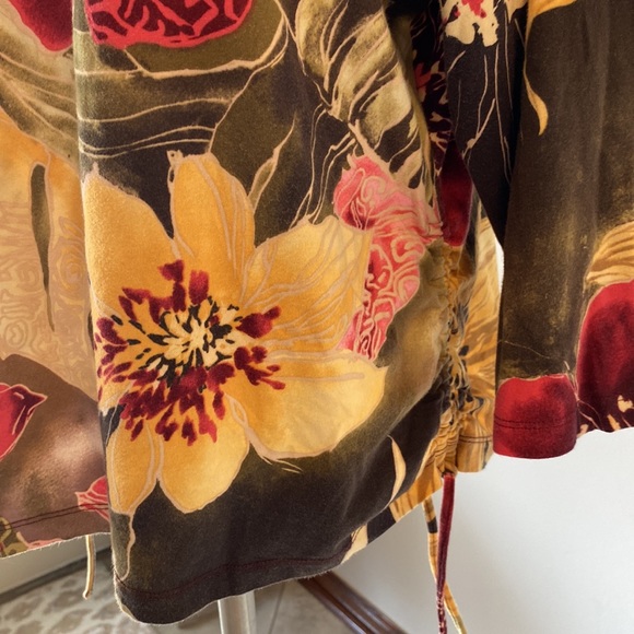 Caribbean Joe women’s multi color big floral pattern, 3/4 sleeve, rushed sides - Picture 4 of 11